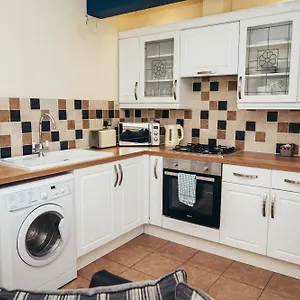Barroon Castle Apartments: Traditional Near East Midlands Airport United Kingdom